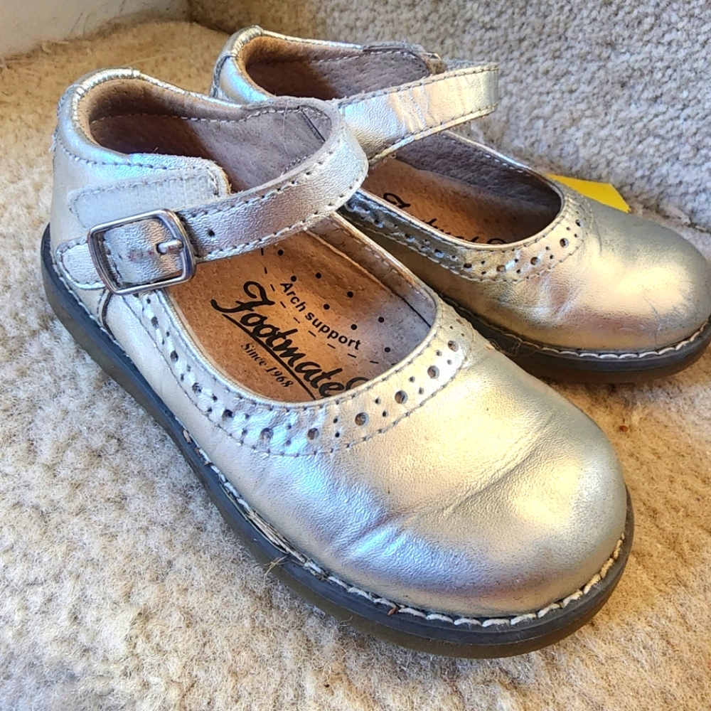 Sz 7M toddler girl silver Footmates genuine leather Mary Janes with arch support